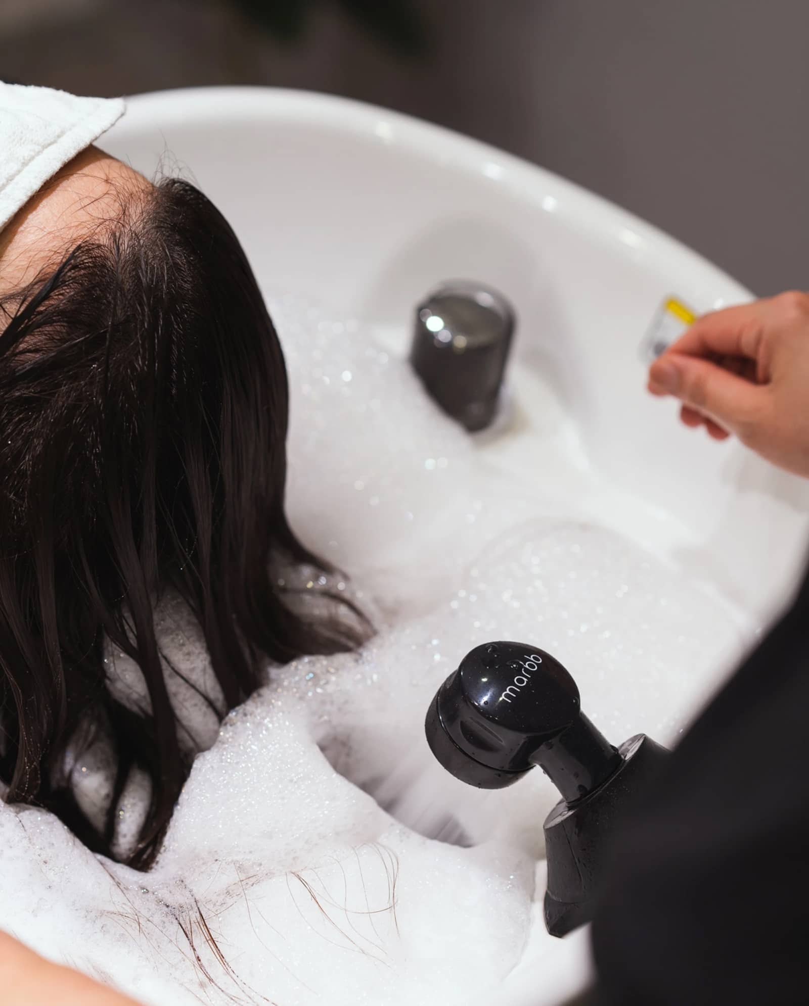 頭皮をいたわりながら、 ツヤと透明感のある髪へ